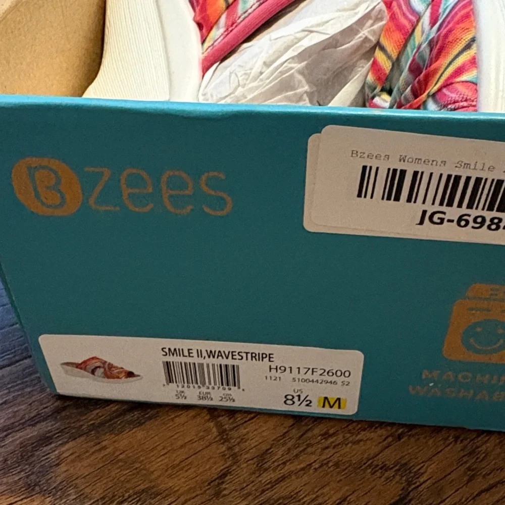 Bzees Women's Colorful Striped sandals new with box! - Picture 8 of 8